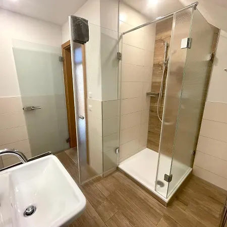 Landgasthof Linde Hepbach, & Restaurant بيت ريفي *